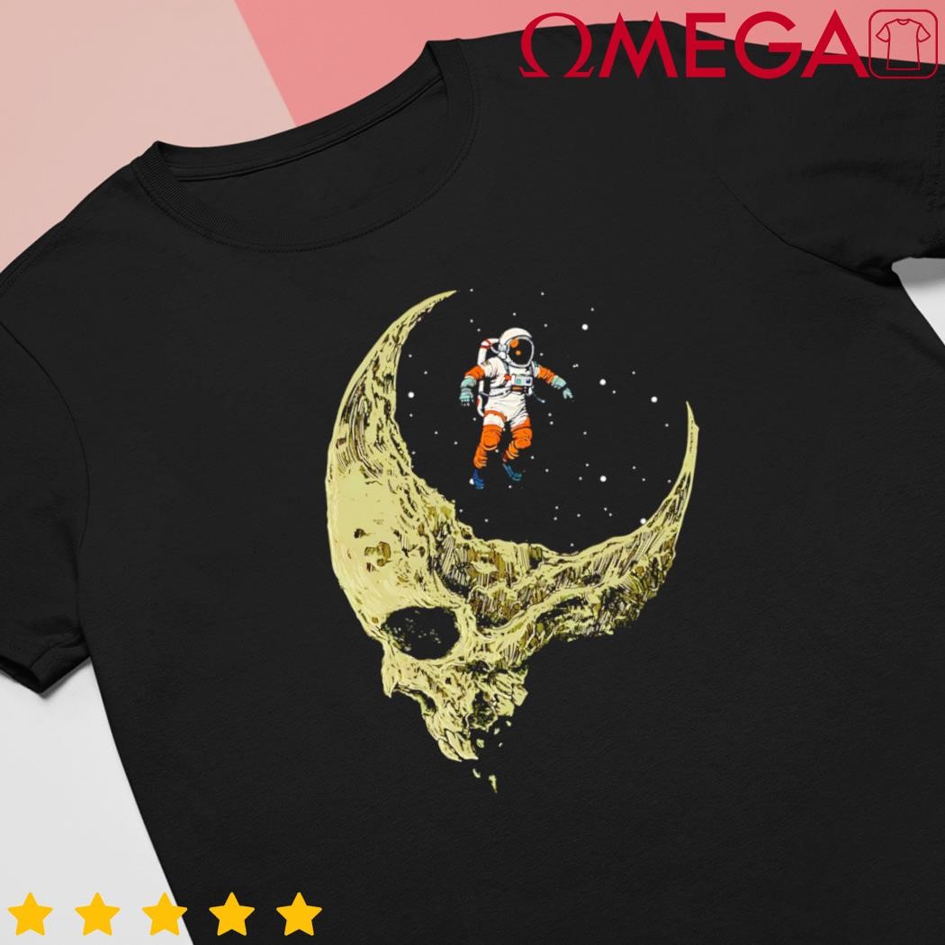 Astronaut on a skull planet in outer space astronomy space shirt